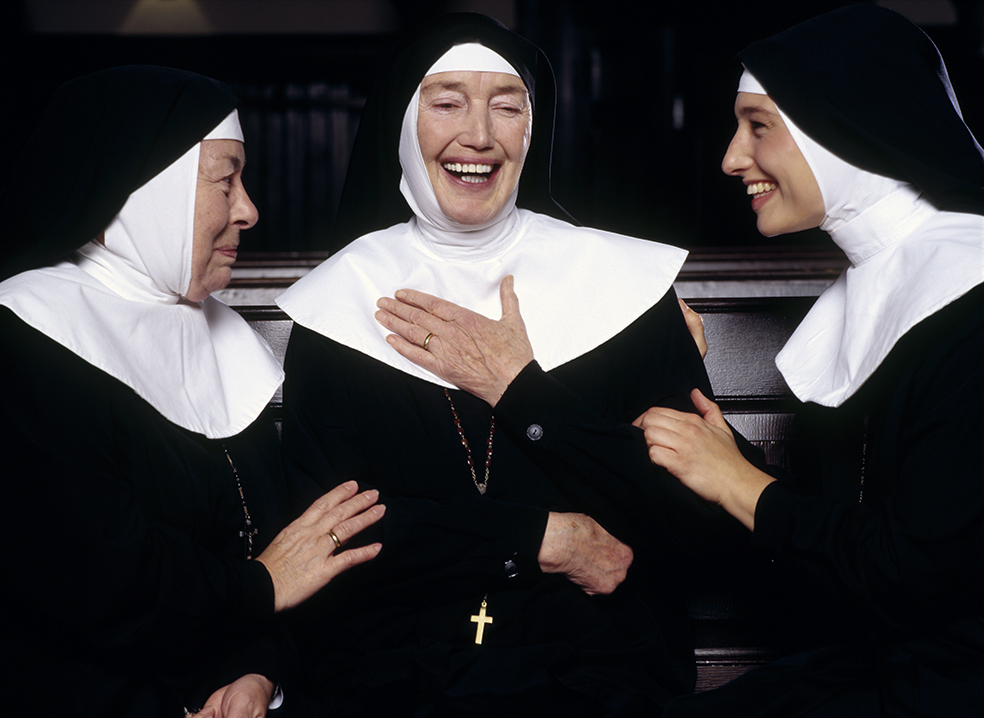 Un estudio clásico, publicado en 2001, analizó el estado de salud y la longevidad de 180 monjas de un convento británico. Todas ellas habían escrito en 1932, poco antes de ingresar en la orden religiosa, breves relatos autobiográficos sobre sus vidas y esperanzas. Se comprobó que las que mencionaron sentimientos como la alegría o la felicidad vivían una media de diez años más que aquellas que no mostraron emociones positivas. El 90 por ciento de las primeras superó los 85 años de edad, frente a sólo un 34 por ciento de las segundas.