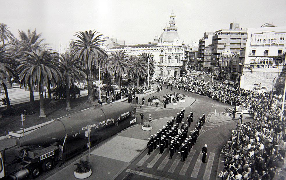 El submarino estuvo en el muelle casi medio siglo, con un paréntesis: en la foto, la despedida de cuando fue llevado a la Expo 92, en Sevilla.