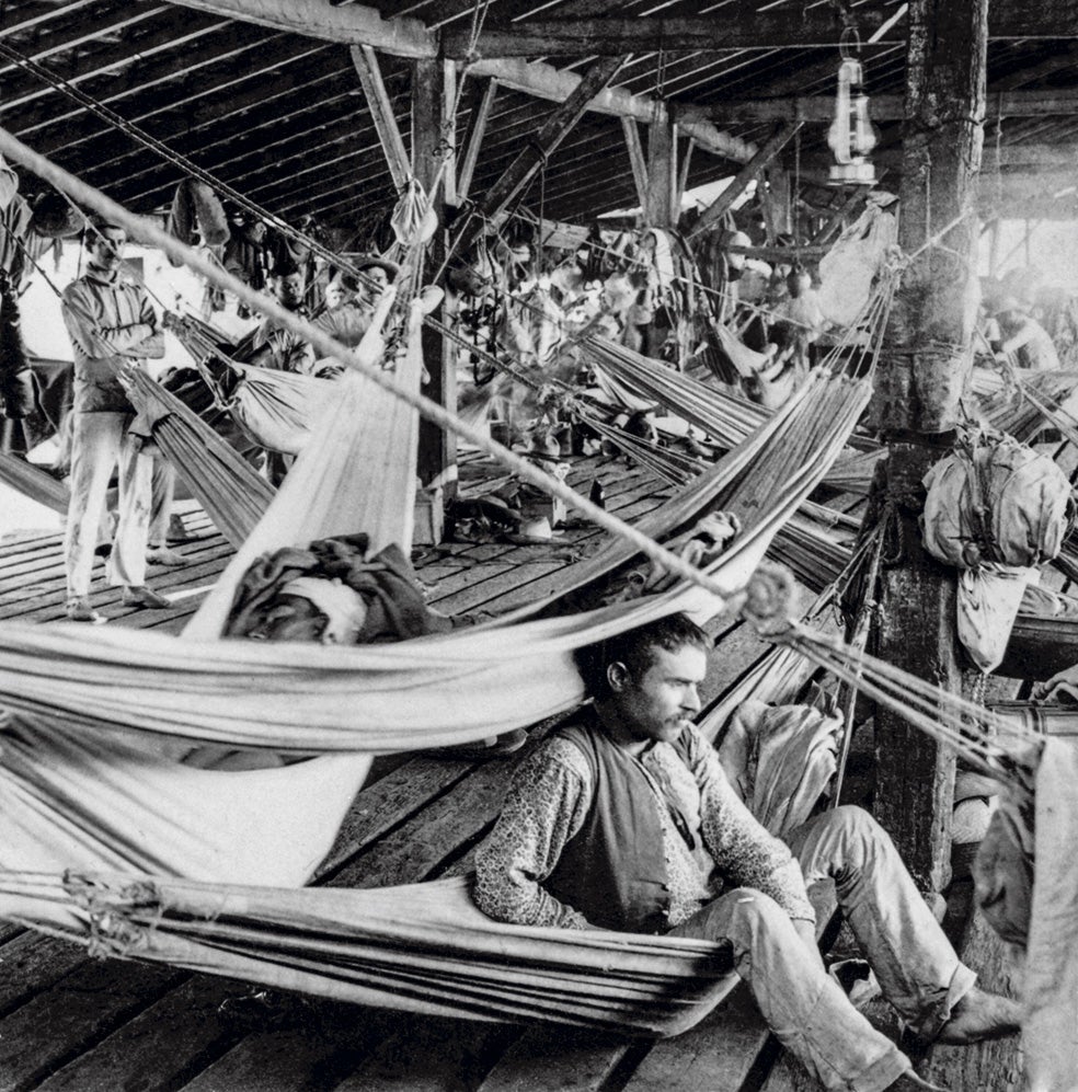 Prisioneros de guerra españoles en Cienfuegos, Cuba, en 1898. EE.UU. acordó en Santiago transportar la guarnición española de regreso a España en términos de rendición.