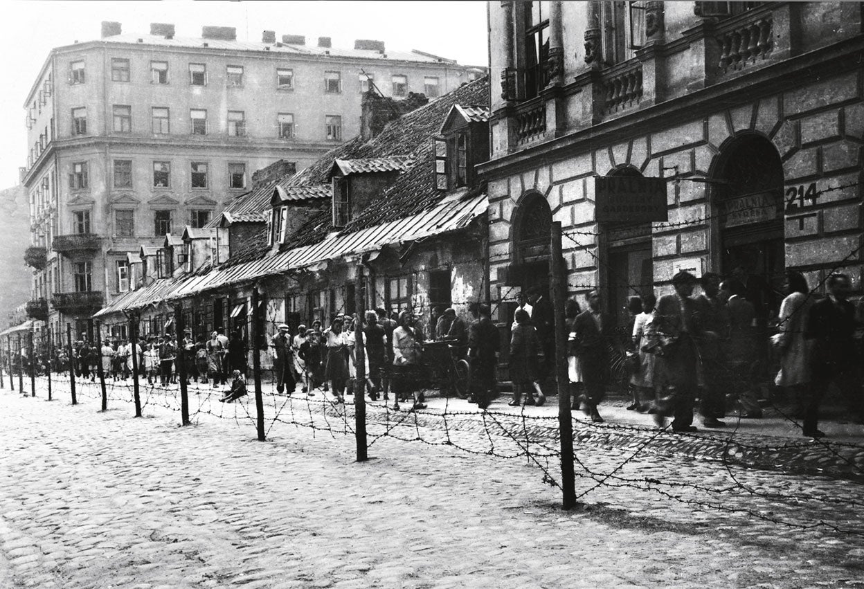 En 1940 se creó el gueto: se hacinaron hasta 460.000 personas tras alambradas y un muro de 18 km de longitud.