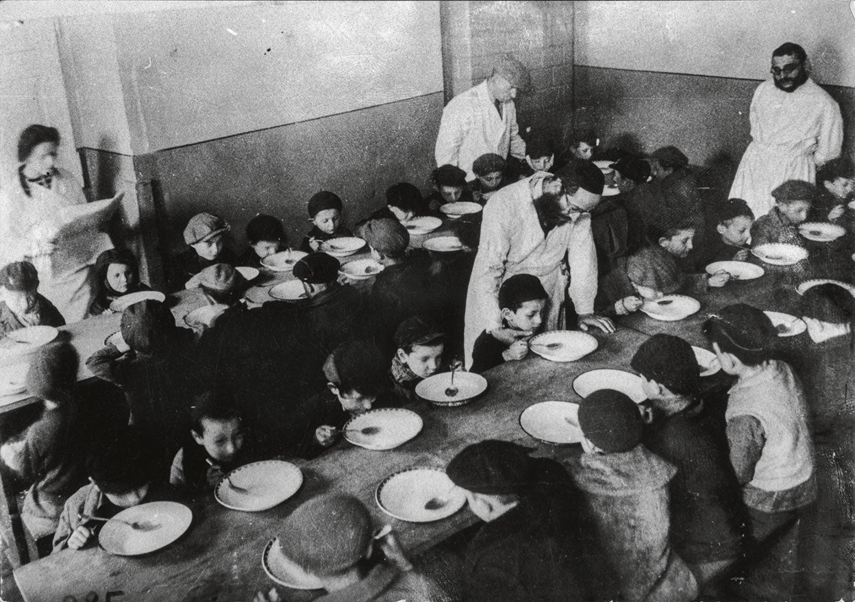 Korczak alimentó a los niños hasta el final, pero en 1942 se lamentaba en su diario de que sus ‘hijos’ ya no reaccionaban al frío ni al hambre.