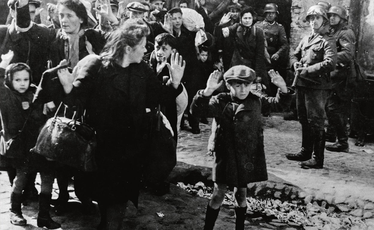 Familias sacadas de sus casas en el gueto de Varsovia. De los 375.000 judíos que vivían en la ciudad en 1939 solo sobrevivieron ocultos unos 10.000.