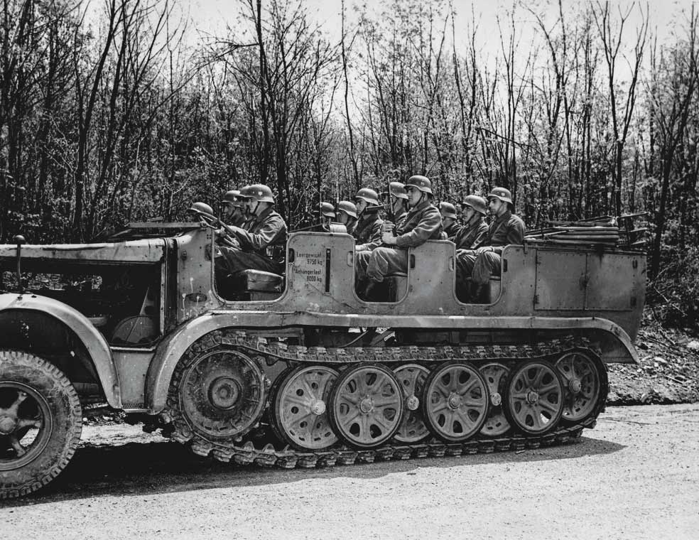 El centro de entrenamiento de Inteligencia Militar, Camp Ritchie, estaba en Maryland. Los vecinos de ese centro llegaron a creer que estaban invadidos por los nazis. A los judíos alistados en el Ejército estadounidense los vestían con el uniforme nazi para que se familiarizaran con lo que les esperaba, como se ve en esta imagen y en la foto de apertura.