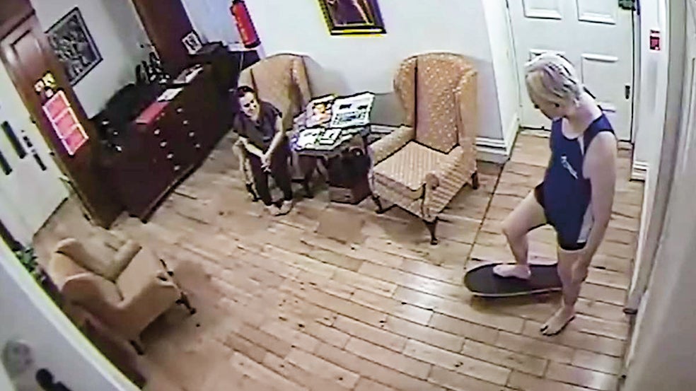 La compañía de seguridad UCE Global, SL, de Jerez de la Frontera, fue contratada por el servicio secreto de Ecuador para proteger al personal de su embajada en Londres. Pero, según una reciente investigación, la compañía supuestamente habría aprovechado el encargo para grabar a Assange y sus abogados y reunir información que después puso en manos de la CIA. Se desconocen los términos del acuerdo entre ellos. El caso está en la Audiencia Nacional.