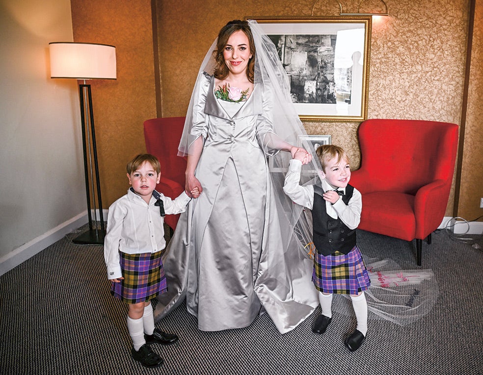 Stella se casó en la cárcel con Julian el 23 de marzo del año pasado. Se presentó con un vestido blanco diseñado por la fallecida Vivienne Westwood, partidaria acérrima de Assange. «El día fue maravilloso y el vestido también». Antes ella posó con sus dos hijos, de 4 y 5 años, con los que ya se había visto a Assange años antes en las redes sociales.