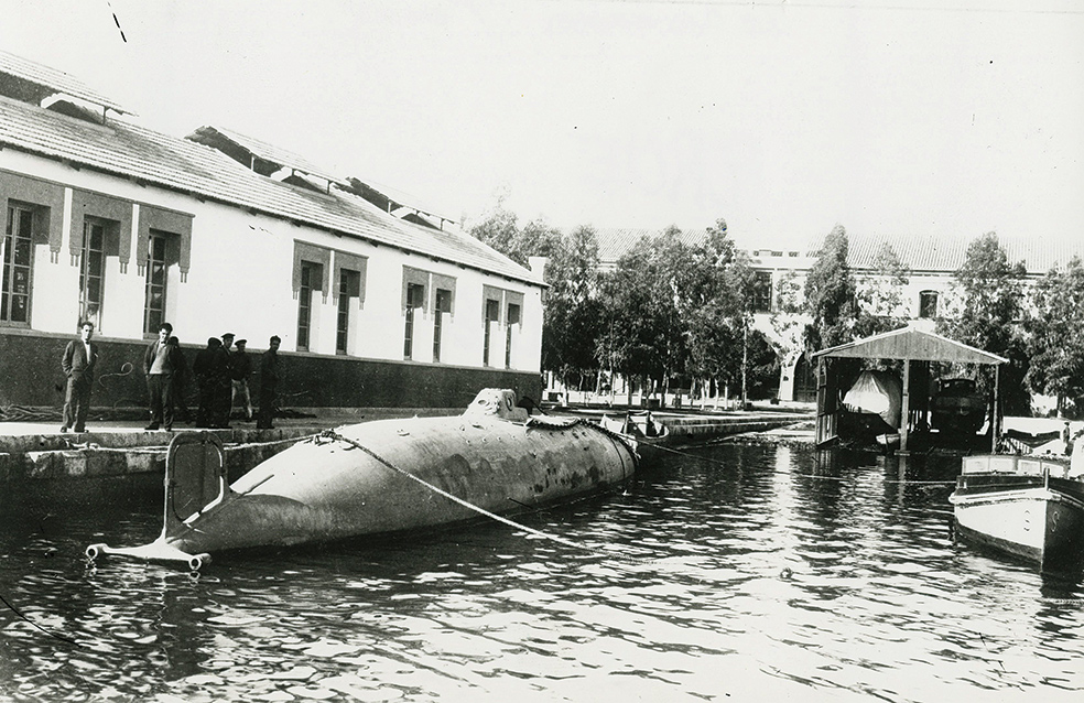 Se pidió su desguace, pero al final fue trasladado a Cartagena, donde estuvo entre 1930 y 1965 en los jardines de la base de submarinos. El sumergible tiene 22 metros de eslora y desplazaba 79 toneladas a flote y 87 sumergido. Cada torpedo costaba 6000 pesetas de la época.