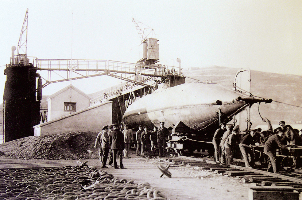 El invento de Peral fue mucho tiempo un incómodo trasto para los gobiernos. En la imagen, de marzo de 1930, su traslado a Cartagena.