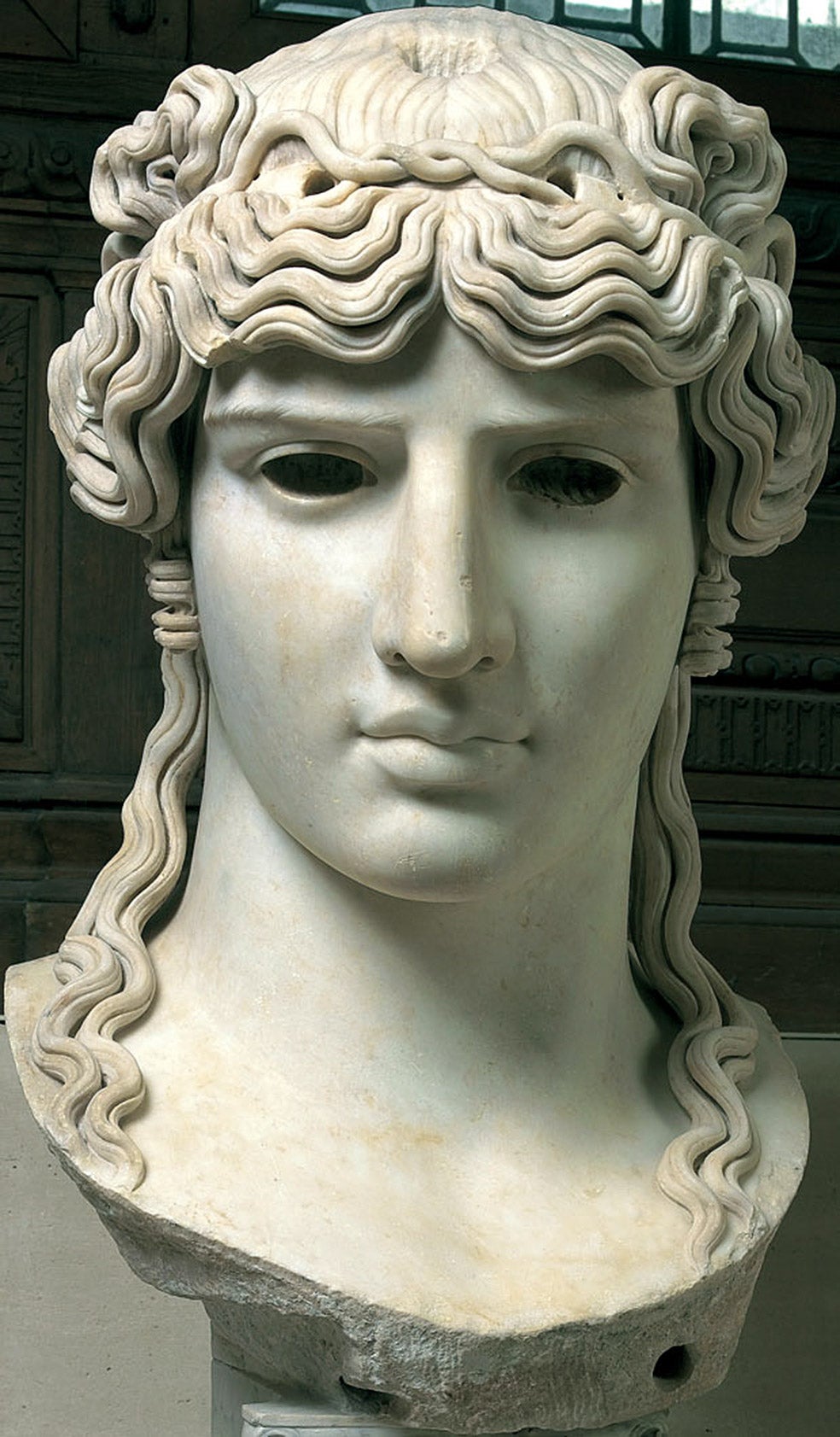 Retrato en mármol de Antinoo, encontrado en Villa Adriana. El emperador conoció el efebo en uno de sus viajes, cuando tenía 13 años, y lo convirtió en su favorito. Su belleza y su prematura muerte —murió ahogado en el Nilo— lo transformaron en un mito.