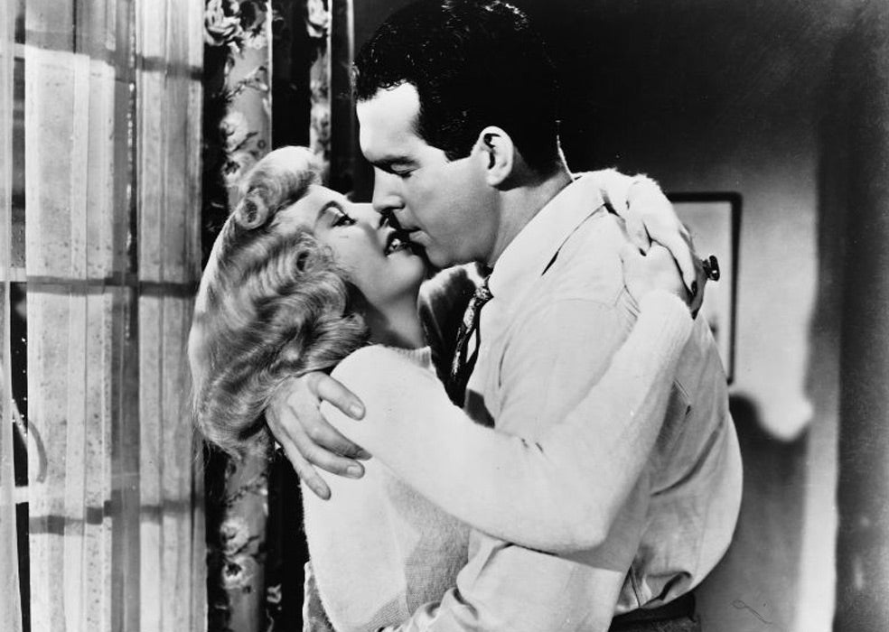 Barbara Stanwyck desprende un erotismo hipnotizador. En cuanto aparece en pantalla el espectador adivina que arrastrará al abismo al vendedor de seguros interpretado por Fred MacMurray.