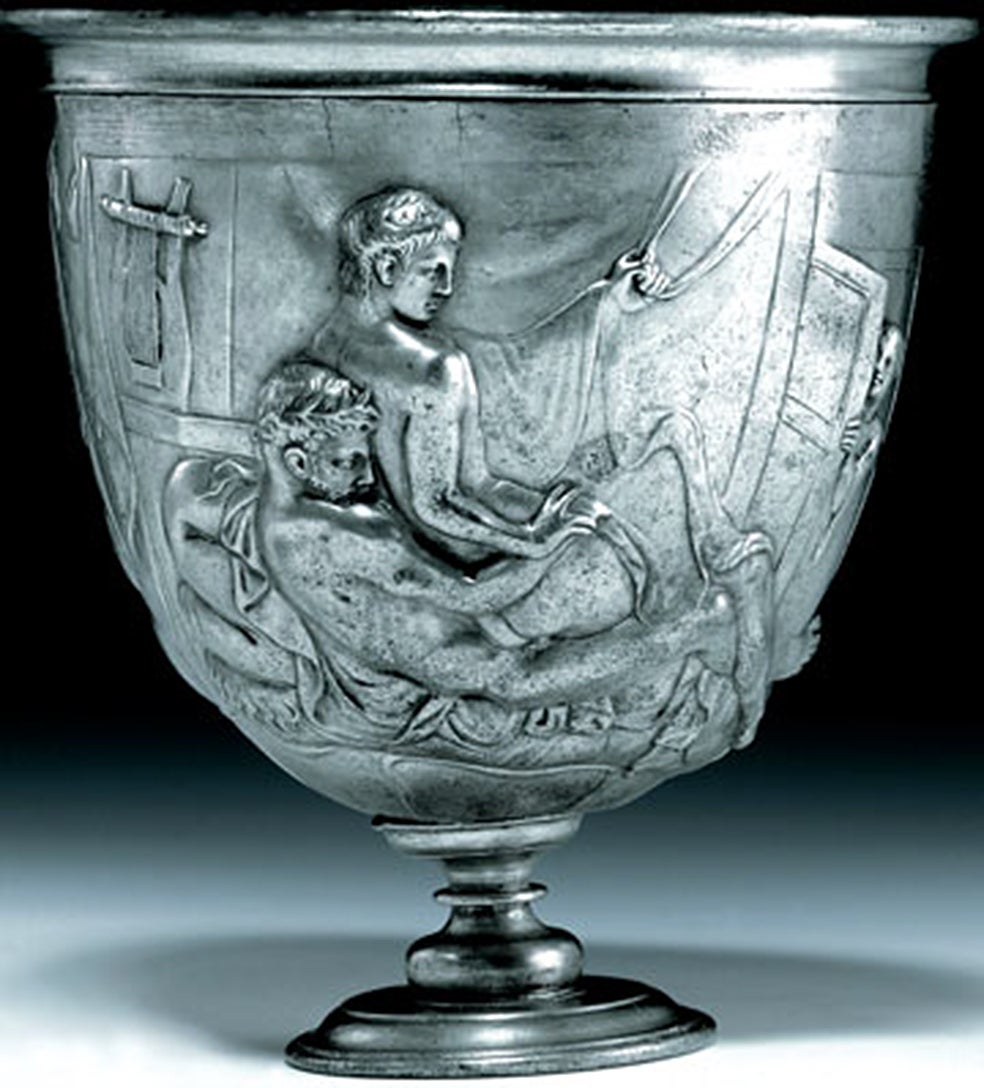 La copa Warren (30 a.C.) representa una escena homosexual y es así llamada por su primer dueño moderno. Edward Warren la compró en 1911 por 2.000 liras. En 1999, el Museo Británico la adquirió por 1.800.000, la cifra récord por un objeto.
