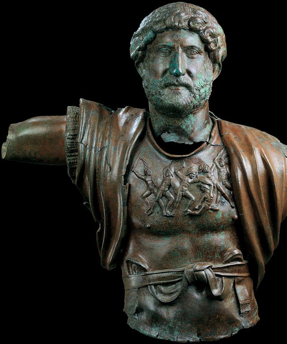 Busto de Adriano en bronce, con uniforme militar, procedente de Beth Shean. Los últimos descubrimientos sobre el emperador revelan que leyendas al margen, fue conocido en su época como un aguerrido hombre de armas.