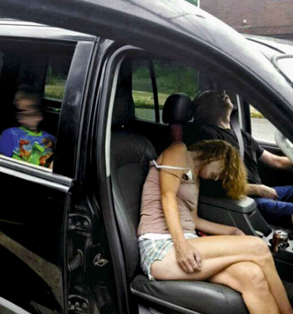 La policía sorprendió en Ohio a esta pareja con su hijo de cuatro años y publicó esta foto «para concienciar sobre la epidemia que sufre Estados Unidos».