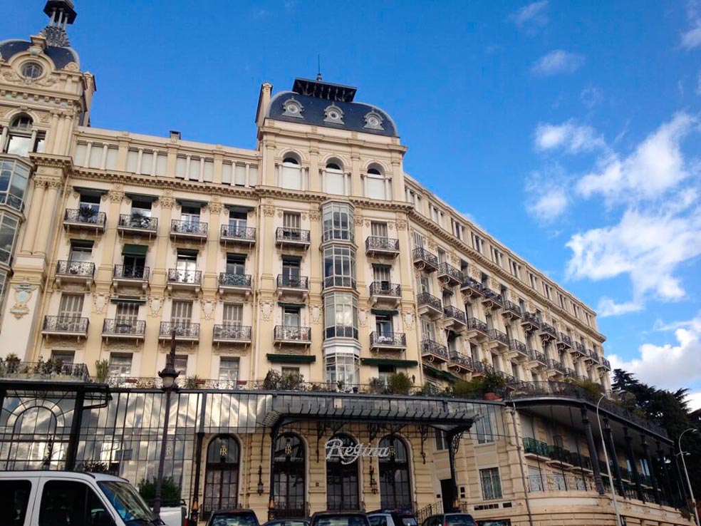 El hotel Régina se construyó en la década de 1890 a lo grande: la fachada principal tiene 104 metros de longitud. La Reina Victoria de Inglaterra fue una de sus huéspedes ilustres. Tras el crack de 1929, sus 400 habitaciones se transformaron en 98 apartamentos.
