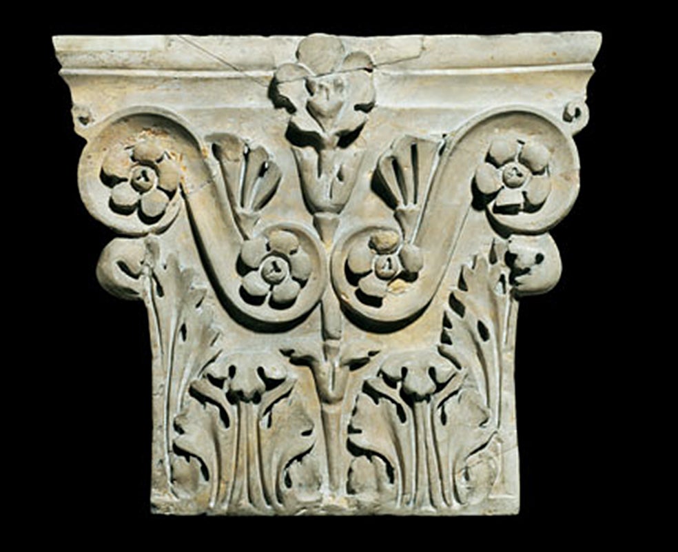 Junto a la poesía y la cultura griegas, la arquitectura fue la gran pasión de Adriano. Construyó el Panteón en Roma, de donde proviene este capitel, y una impresionante tumba a orillas del Tíber, hoy Castel Sant' Angelo.