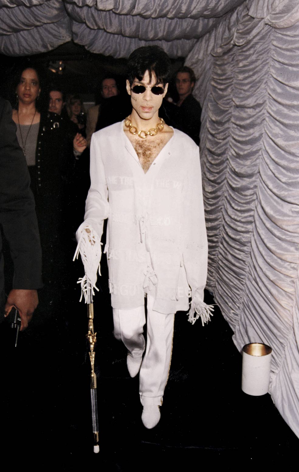 Sufría dolor crónico en su cadera. Por eso caminaba con bastón y estaba enganchado a los opioides. Fue víctima de una sobredosis accidental de fentanilo. En su casa se hallaron píldoras etiquetadas como paracetamol e hidrocodona, un opioide mucho menos potente. Los comprimidos dieron positivo en fentanilo. Los investigadores creen probable que Prince no conociera su composición y que los habría obtenido en el mercado negro.