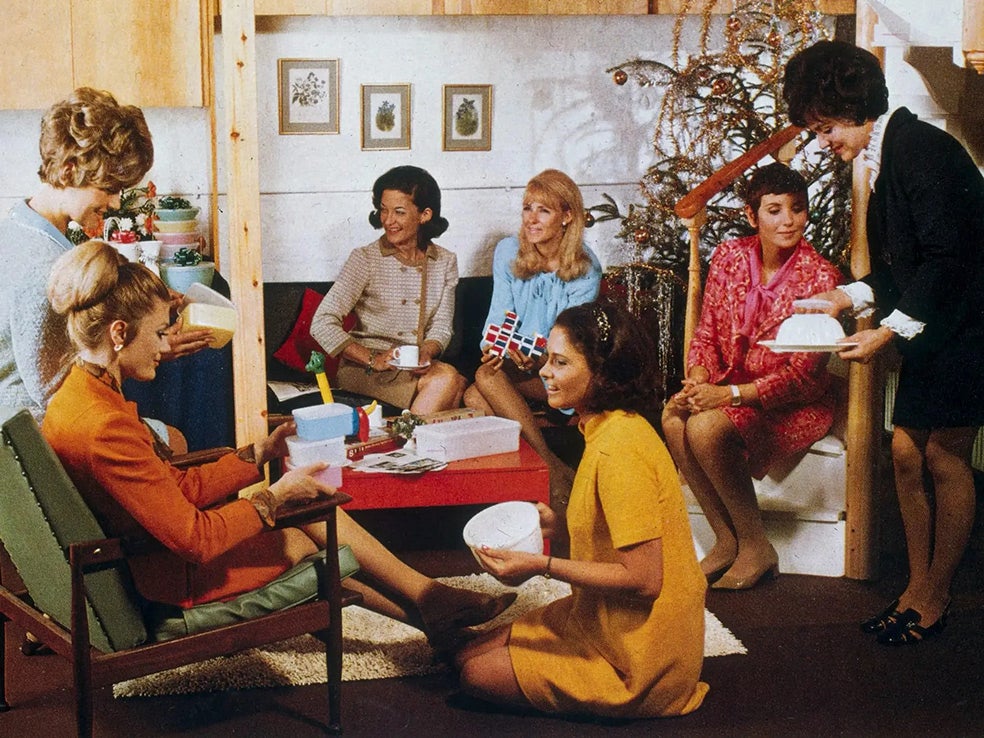 Una de las legendarias reuniones de Tupperware. Un modelo de venta directa que arrasó entre los años 50 y 70 en medio mundo (a España llegó más tarde), hasta el punto de que muchos años después derivó en la expresión 'reuniones tuppersex' para referirse a los encuentros de mujeres para hablar de su sexualidad y los aparatos que la estimulan.