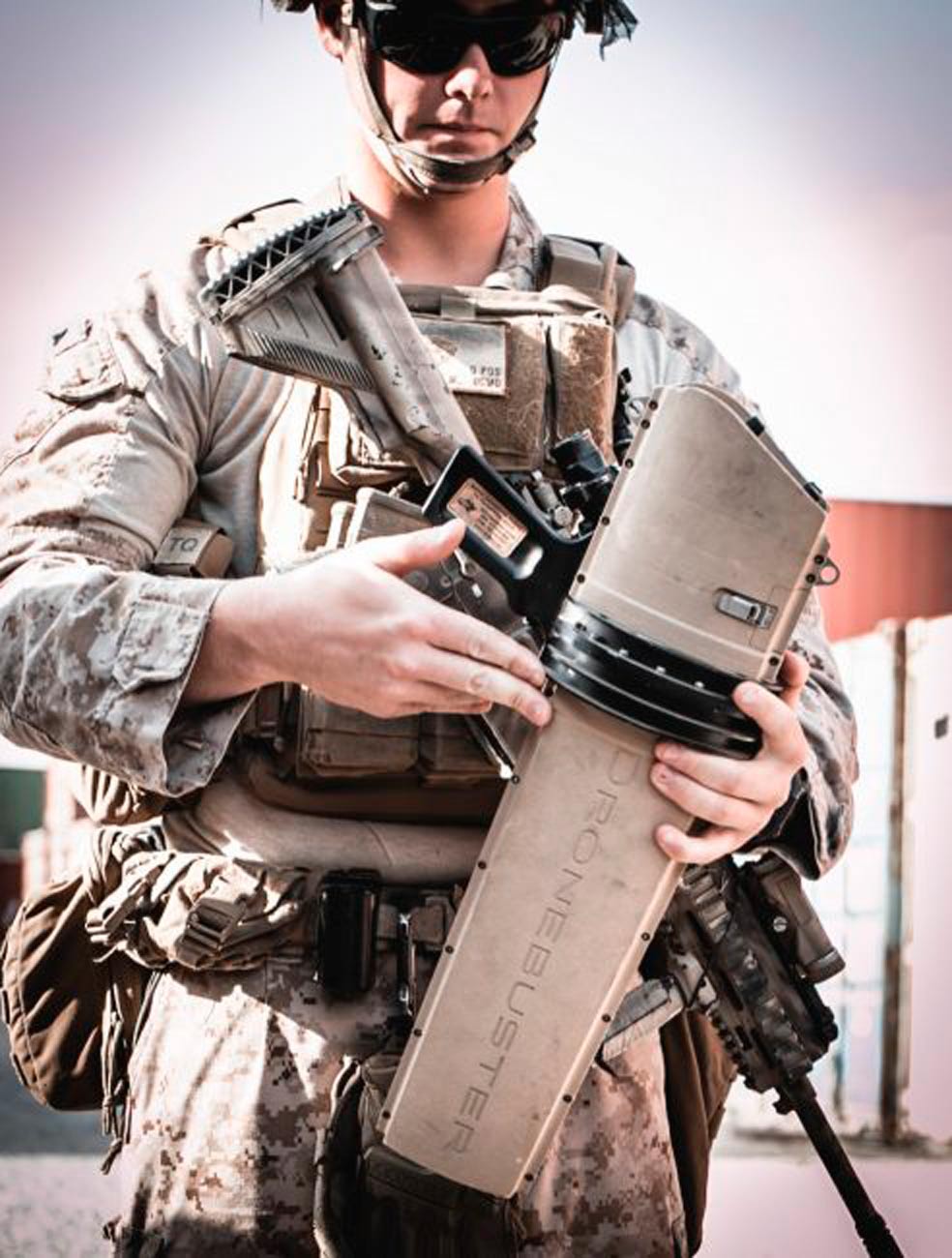 El Dronebuster 3B, el cazador de drones que utiliza el ejército de Estados Unidos, es ligero (sólo pesa 2,2 kilos) y fácil de manejar.