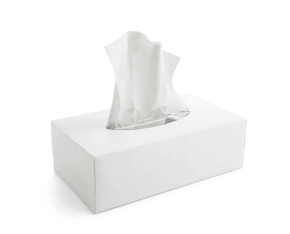 Imagen - KleenexLo que hoy utilizas para secar tus lágrimas en un día malo, antes era un salvavidas ante los gases tóxicos de la Primera Guerra Mundial. De hecho, su principal uso era como filtro para las máscaras antigás. La empresa americana Kimberly-Clark inventó un material llamado cellucotton que servía para esos filtros y para producir los pañuelos desechables que comercializaron como Kleenex. Su gran popularidad se debe a los artistas de Hollywood de los años 20, que comenzaron a utilizarlos para sonarse la nariz y desmaquillarse. Así fue como los Kleenex sustituyeron a los míticos pañuelos de tela de la época y el nombre de la marca sigue designando a todos los pañuelos de papel.