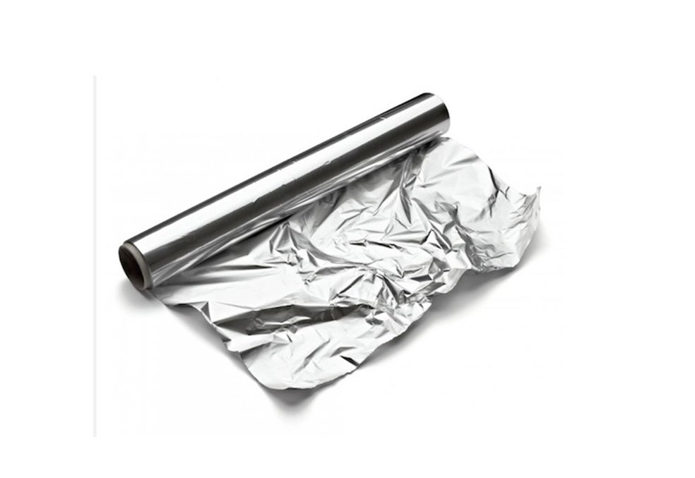 Imagen - Papel AlbalPara guardar la comida de los soldados. Fue una empresa estadounidense —Reynolds— la primera en comercializar el papel aluminio tras el final de la Segunda Guerra Mundial, durante la cual se había utilizado para guardar la comida de los soldados. Pero fue el grupo francés Péchiney el que lanzó en 1965 el primer rollo de papel de aluminio doméstico, un envase práctico para mantener los alimentos dentro y fuera de la nevera. Lo llamó Albal, acrónimo de aluminio y embalaje. En España el nombre arraigó especialmente y sigue siendo el más usado para llamar a cualquier papel de aluminio.