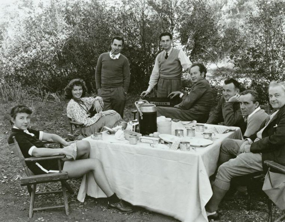 Una de las primeras amigas que Hepburn tuvo cuando llegó a Nueva York para hacerse un hueco en los teatros de Broadway fue la rica heredera Laura Harding (en la foto, con un grupo de amigos). Se hicieron inseparables. Laura renunció a su propia carrera para seguir a Katharine.