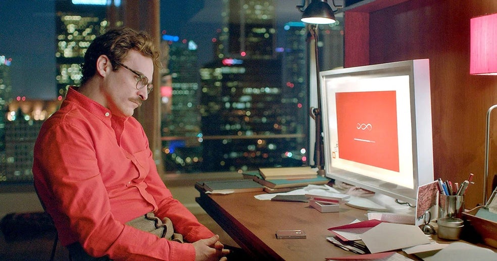 La película Her, dirigida por Spike Jonze, se estrenó en 2013 (en 2014 en España). Theodore, personaje interpretado por Joaquin Phoenix, inicia una conversación con un sistema operativo llamado Samantha (la voz de Scarlet Johansson), que evoluciona hacia una relación romántica, como si de un humano se tratase.