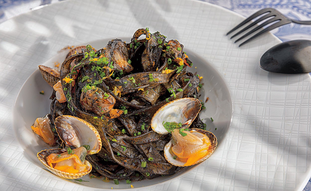 Pasta con calamar guisado y tocineta ibérica