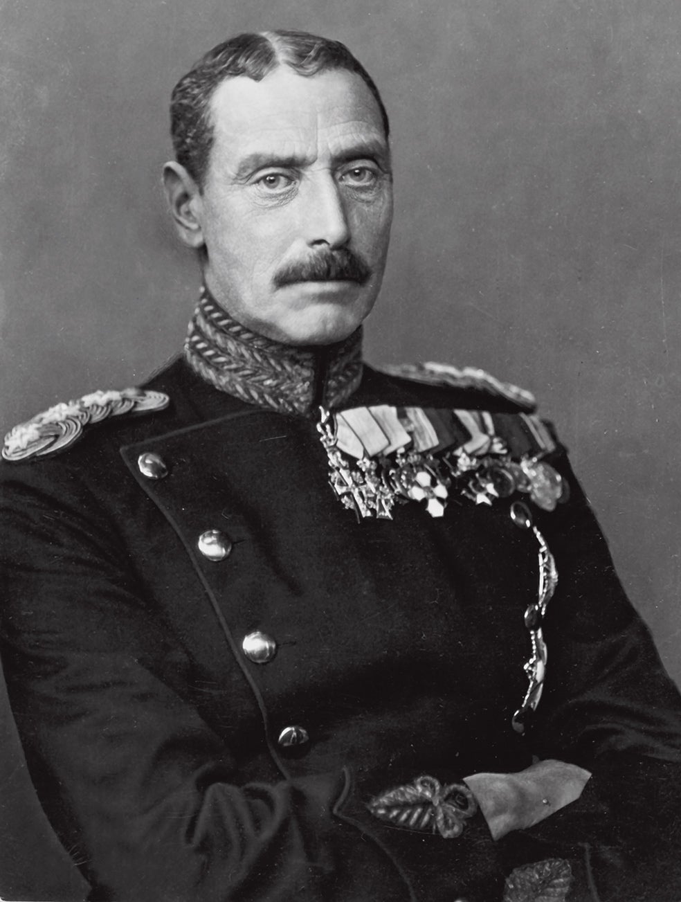 Desde su llegada al trono en 1912, Christian X se esforzó en mostrarse cercano a sus súbditos, también fue el primer monarca danés que visitó una sinagoga. Tras la invasión alemana decidió permanecer en el país y, siempre que pudo, medió en favor de la comunidad judía, pero nunca llegó a lucir la estrella de David amarilla en señal de solidaridad, como cuenta la leyenda.