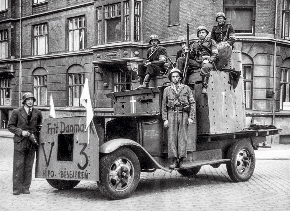 En los primeros años de la ocupación, la resistencia danesa fue marginal, pero a partir de 1943 combatió a los alemanes con fiereza. Los nazis los castigaban con la pena de muerte. Aquí, un grupo de resistentes en Copenhague en mayo de 1945.