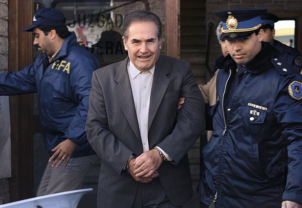 Dinko Sakic, antiguo comandante del campo de concentración de Jasenovac, Croacia, fue detenido en Argentina y juzgado en su país en 1998. Condenado a 20 años de prisión, murió en 2008, a los 86 años.