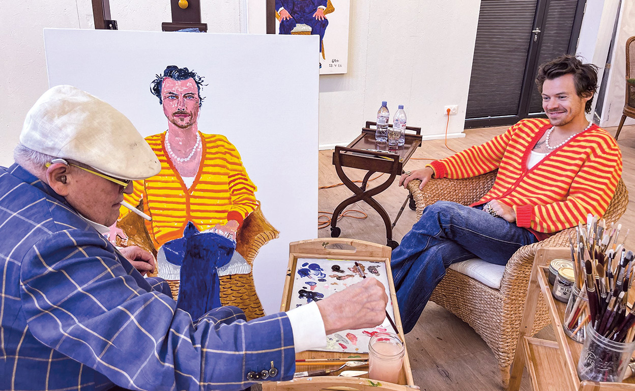 David Hockney, de 86 años, pintó a Styles en su estudio de Normandía. «En ese momento no sabía lo famoso que es», confesó el pintor. «Era otra persona más que viene a mi estudio».