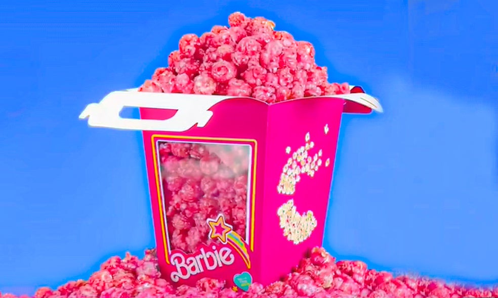 Son varias las cadenas de cine que han aprovechado el éxito de Barbie para ofrecer a los espectadores una edición especial (y muy rosa) en su oferta gastronómica: palomitas y vasos de refrescos guardados en las cajas de la muñeca.