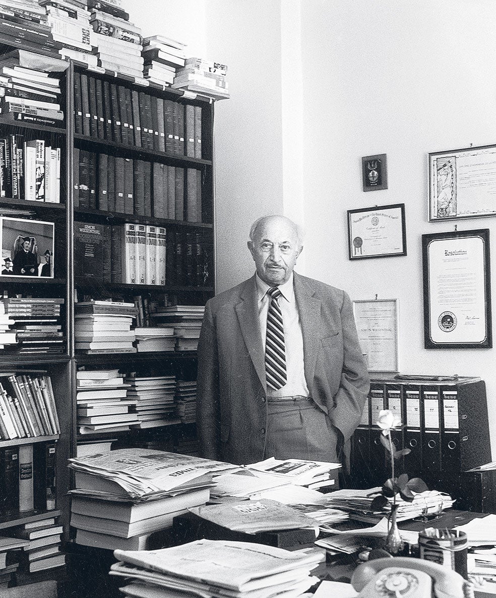 Simon Wiesenthal, el superviviente austriaco del Holocausto fue pionero de la llamada 'caza de nazis', experto en el rastreo de criminales de guerra y en la preparación de la documentación necesaria para poder juzgarlos. Facilitó el encausamiento de 1100 criminales de guerra nazis. En 1978 Efraim Zuroff se trasladó a Los Ángeles para trabajar con él.