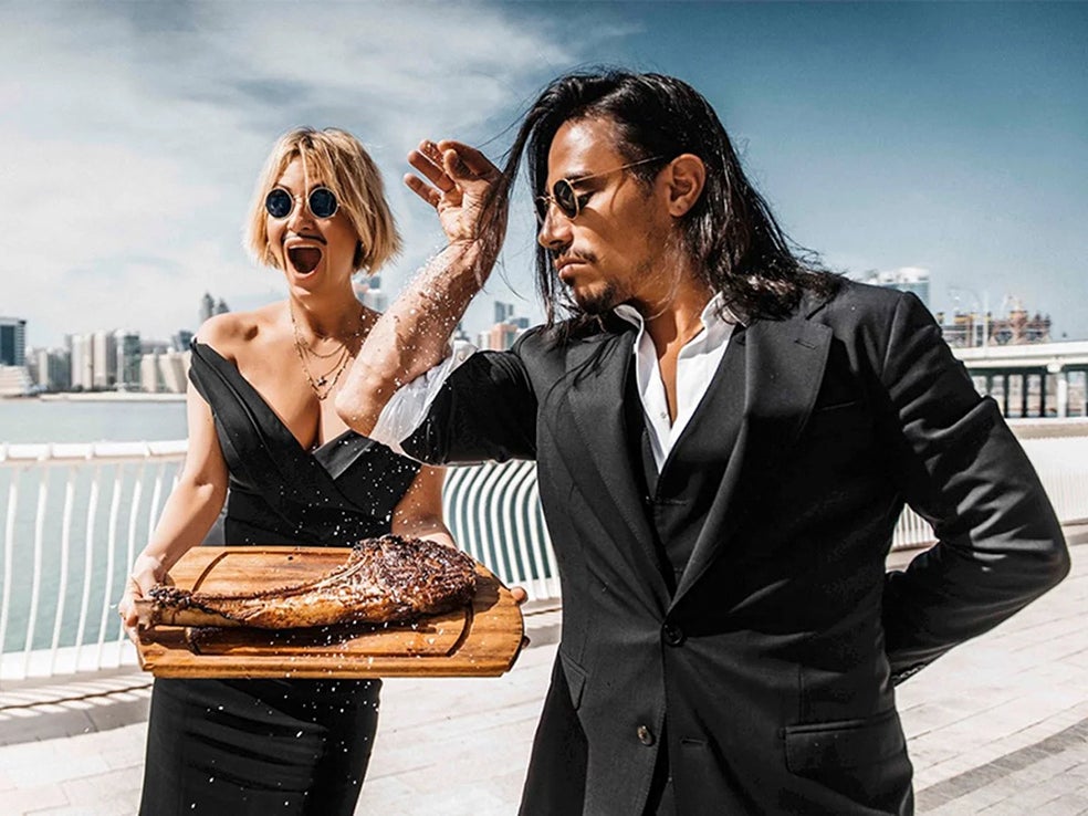 Nusret Gökçe recibió el apodo de Salt Bae (algo así como el 'nene de la sal'), en 2017, tras subir un vídeo a Internet haciendo el gesto que lo ha hecho célebre. Es decir: alzar el brazo al modo de una cobra para soltar un puñado de sal gruesa que rebota contra su brazo antes de esparcirse sobre un bistec.
