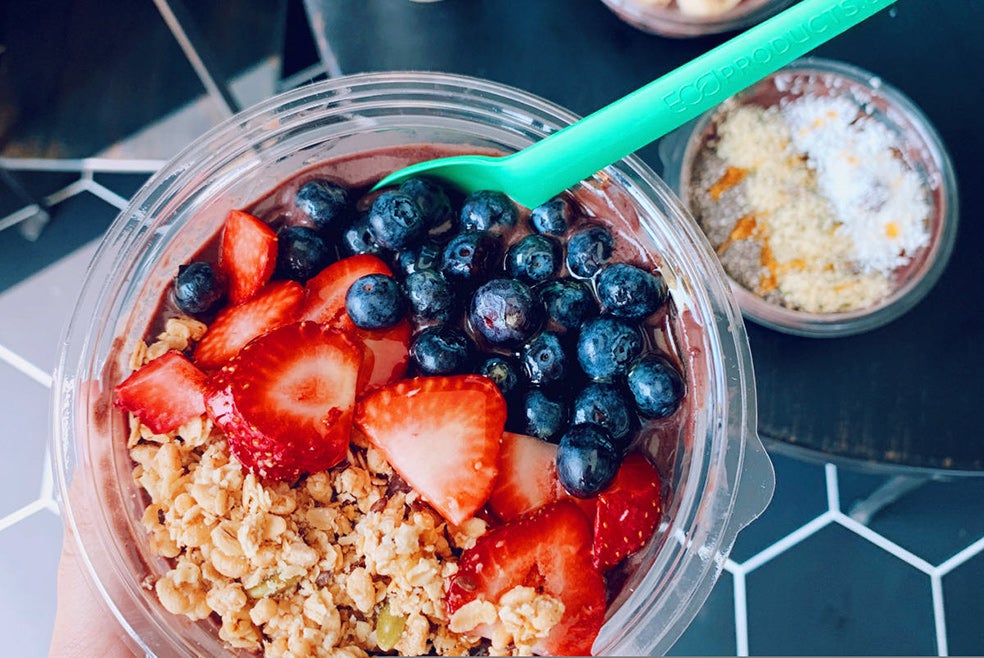 El açaí ha llegado a España como parte del desayuno (y de forma viral, al ser el favorito de las influencers). Normalmente se sirve en bowl acompañado de frutas y frutos secos, pero también se procesa en salsas y cremas, como acompañante. Proliferan las cafeterías especializadas en preparar estos desayunos amazónicos en España.