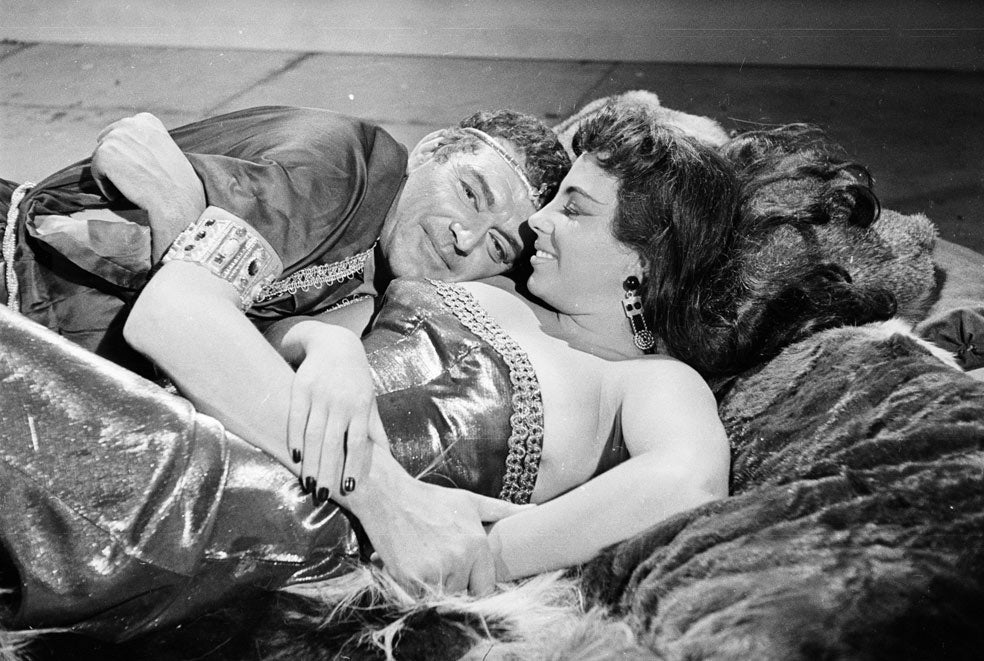 Joan Collins interpreta a la princesa chipriota Nelifer. Revolotea por los aposentos palatinos con su atuendo de corista de opereta, poniendo firme y erecto a todo oficial de la guardia faraónica que se le pone a tiro, y urdiendo alevosísimas maquinaciones. En la imagen, con Jack Hawkins, que hace el papel del faraón Keops.