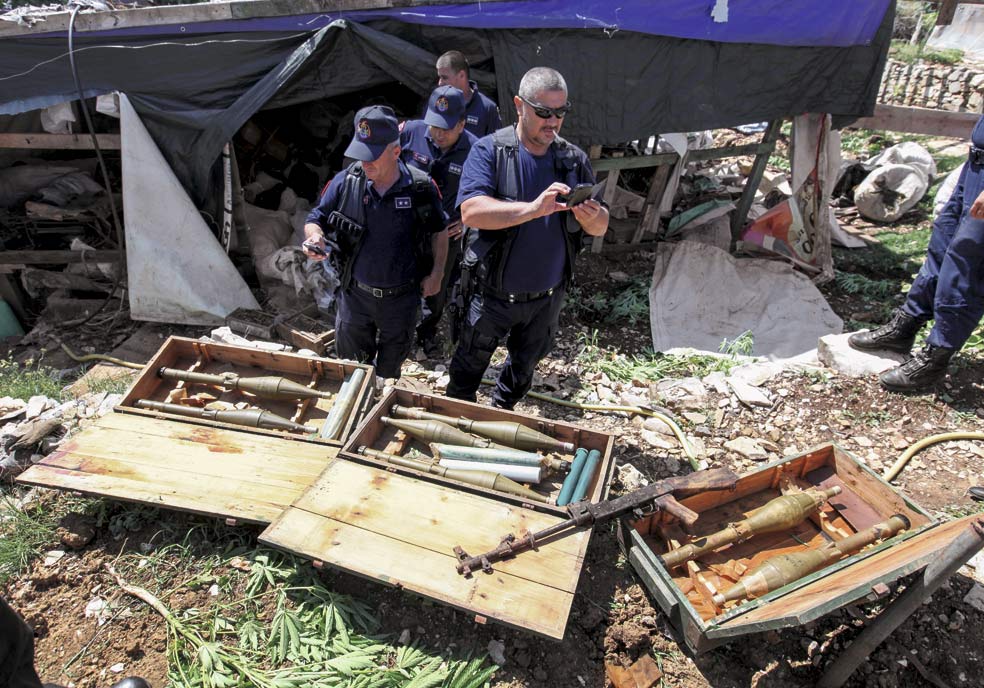 La Policía albanesa ha intensificado la lucha contra el narco por petición de la UE. En las zonas rurales, los agentes prenden fuego a las plantaciones de cannabis y desmontan arsenales.