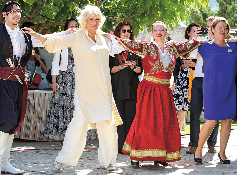 Camila se animó a bailar un sirtaki, una de las danzas tradicionales de Grecia, durante un viaje oficial en mayo de 2018 al pueblo de Acharnes, situado en la isla de Creta.