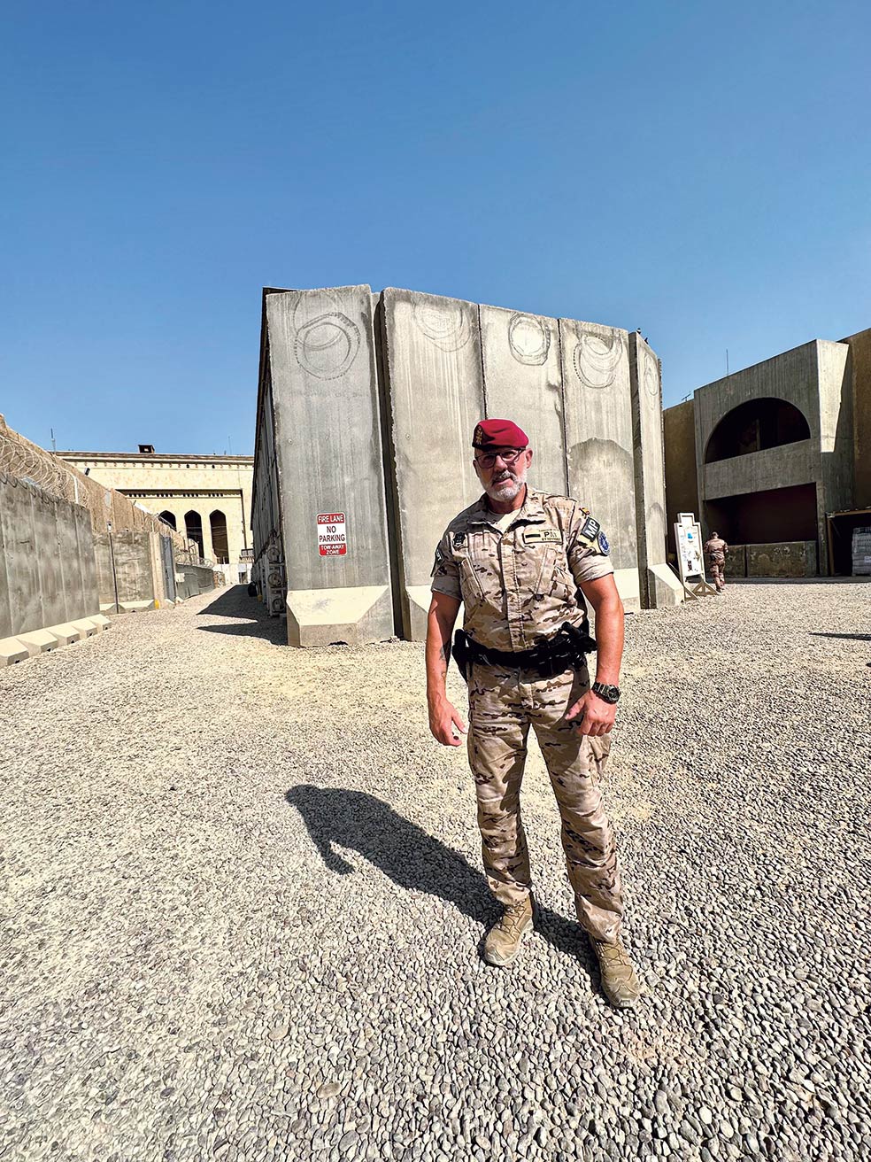 Este veterano de la Brigada Plus Ultra forma hoy parte del equipo de Policía Militar basado en Union Three desde la que se desarrolla la actividad de NATO Mission Iraq. En la Plus Ultra era un joven soldado que velaba por la seguridad de las provincias entonces asignadas a España; hoy es la sombra del general jefe de la misión de la OTAN.