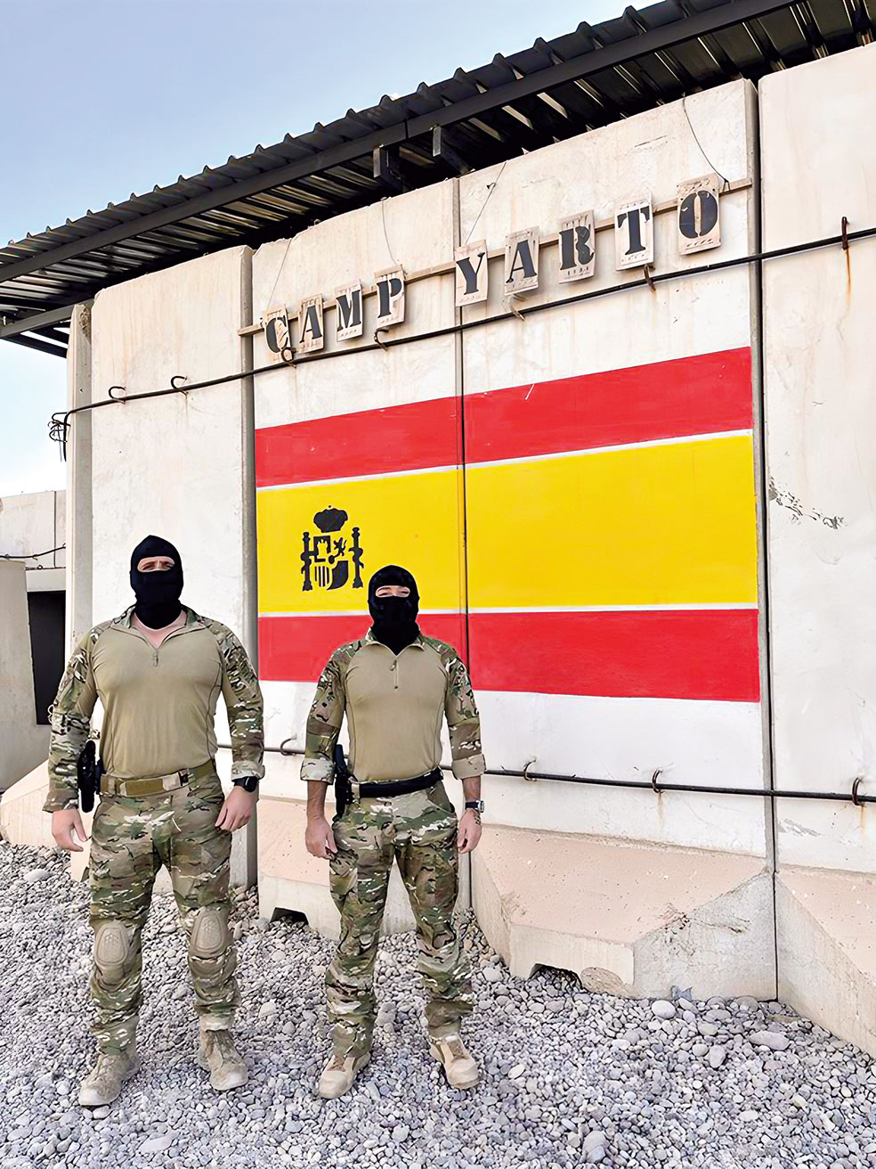 Destinados en Qayyarah para dar apoyo al ICTS contra el Daesh (de ahí el verdugo y que solo demos la inicial), son piloto de drones y operador en el equipo de operaciones especiales. El cabo primero S. está por tercera vez en Irak. Para P. es la cuarta vez: participó en la retirada de la Plus Ultra en 2004 y volvió a Irak en 2016 y 2020.