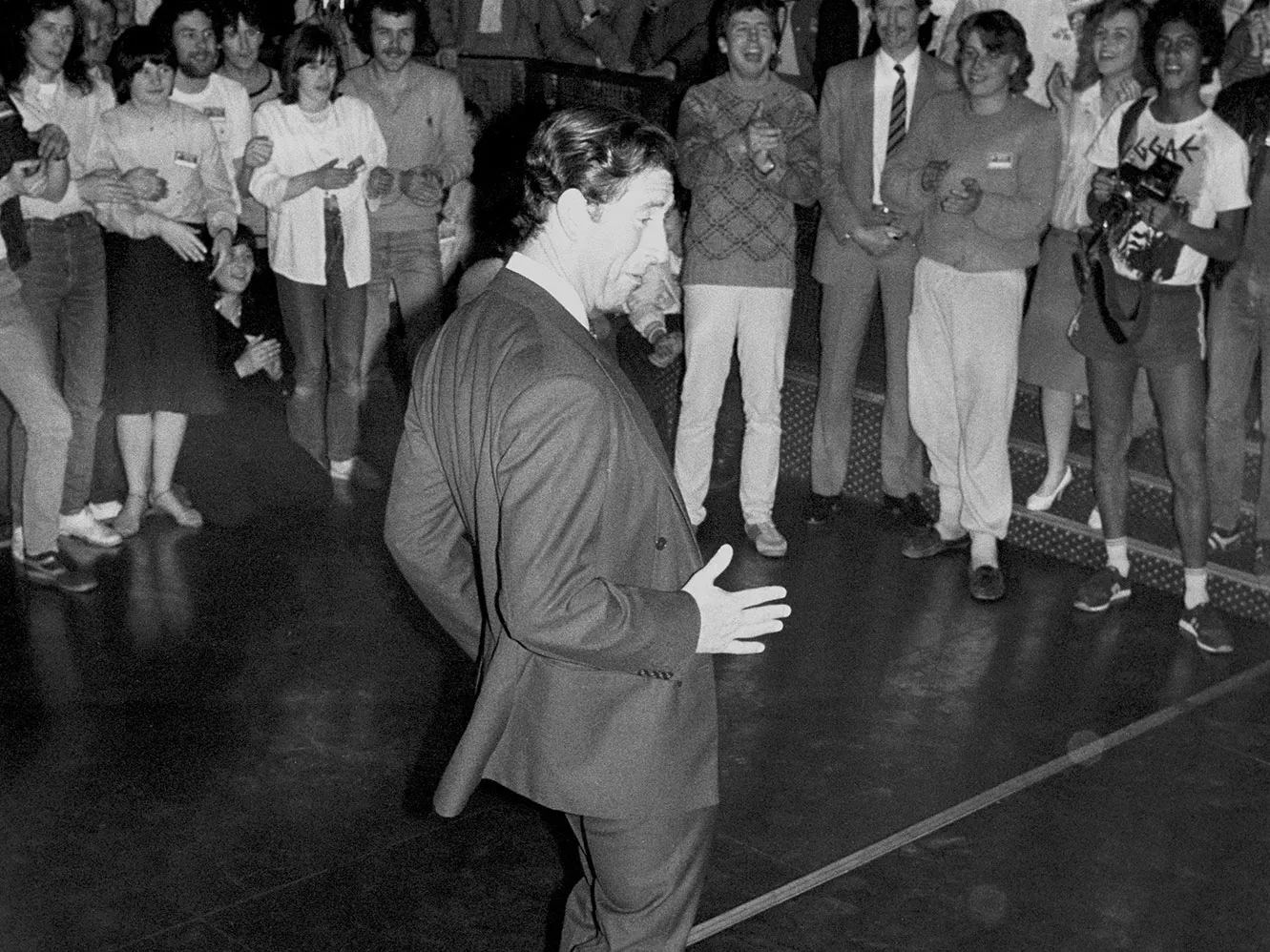 Aunque Carlos y Camila no han sido fotografiados bailando en pareja, el actual rey es también dado a 'mover el esqueleto'. Nunca ha dudado en hacerlo en actos oficiales en los que se le ha pedido y hay innumerables fotografías de él bailando con Lady Di. Pero la más destacada quizá sea la imagen de arriba, cuando se lanzó a bailar break dance en un discoteca en 1985.