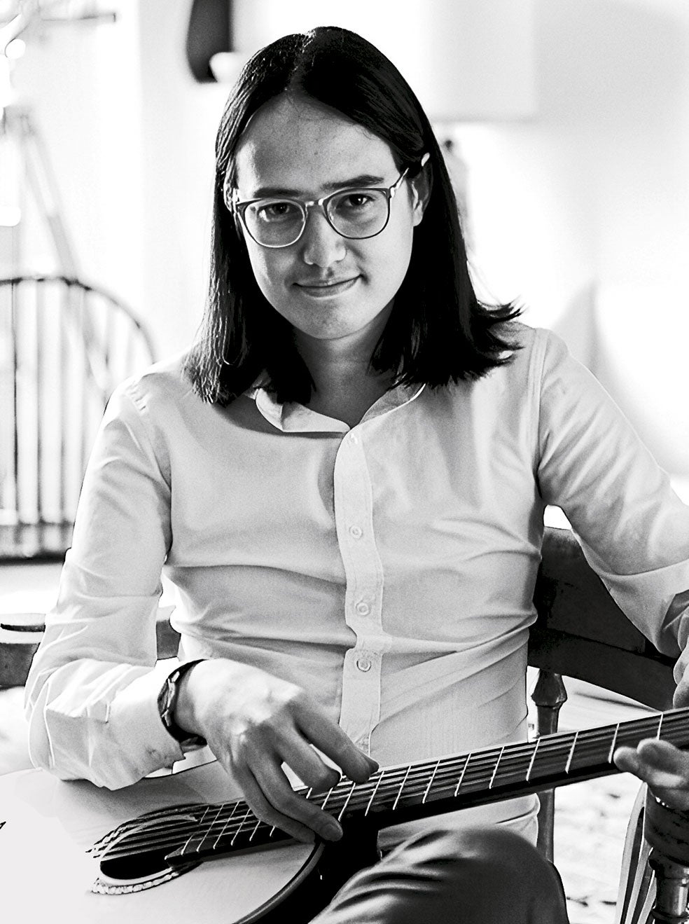 Hoan Ton-That es el director ejecutivo de Clearview. Al llegar desde Australia a Estados Unidos, en su primera etapa en San Francisco se definía a sí mismo en su perfil de Twitter, hoy borrado, como «anarco-transexual». Es un virtuoso de la guitarra clásica, juega al ajedrez en los parques y coqueteó con la idea de convertirse en modelo.