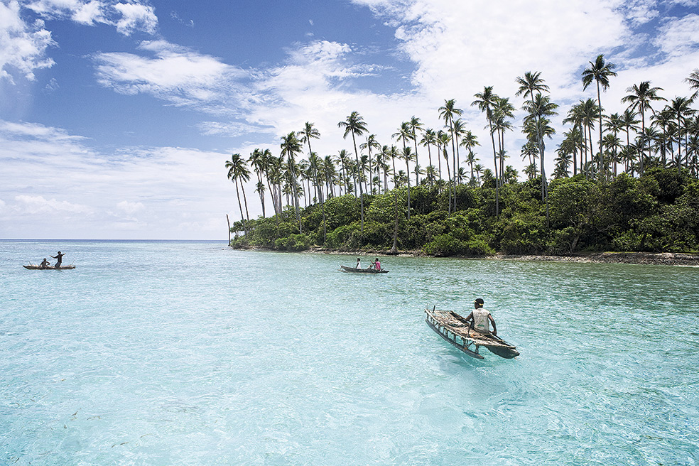 Son más de 900 islas e islotes repartidos en dos archipiélagos. Tras Mendaña, llegaron misiones y comerciantes, pero los isleños se resistieron ante los ocupantes y se ganaron fama de hostiles y caníbales. No fueron colonizados hasta avanzado el siglo XIX.