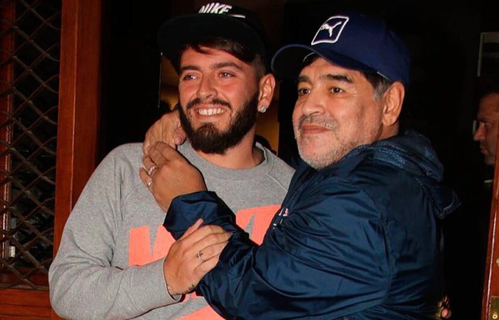 Meses antes de nacer su hija Dalma, vino al mundo Diego Junior, el primogénito de Maradona, que tuvo con una joven italiana. Él no reconoció al niño hasta 2016 cuando Junior tenía 29 años, pero sabía que era su hijo y le enviaba dinero. Tiene otros dos hijos: Jana, resultado de una relación efímera, a la que reconoció ‘por orden judicial’; y Dieguito Fernando, nacido después de 10 años de relación con Verónica Ojeda, a la que dejó cuando se quedó embarazada.