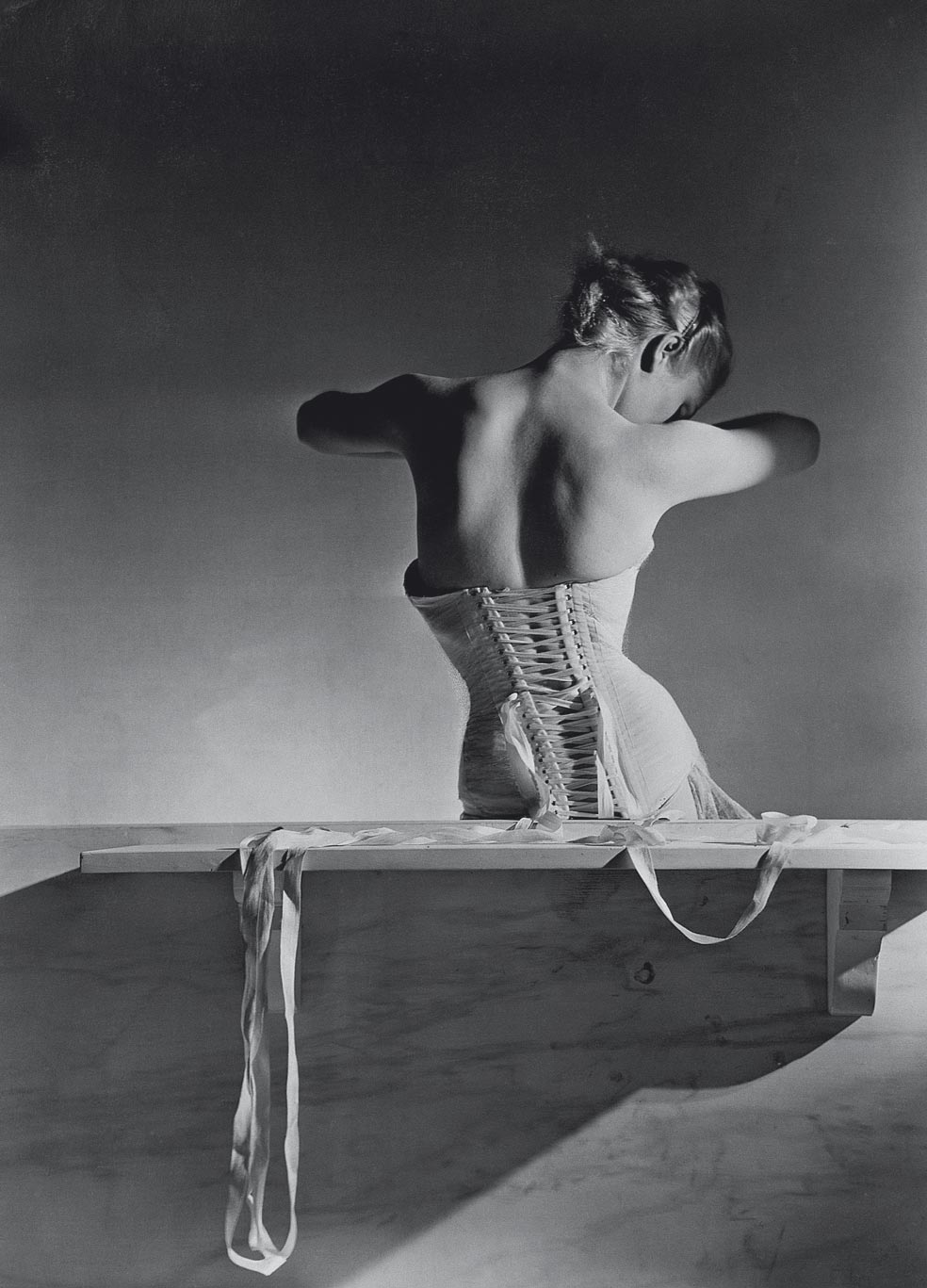 Esta imagen la realizó antes de partir de París a los Estados Unidos al comienzo de la Segunda Guerra Mundial. Cincuenta años después, Madonna se la apropió para su tema Vogue. Horst estuvo a punto de demandarla.