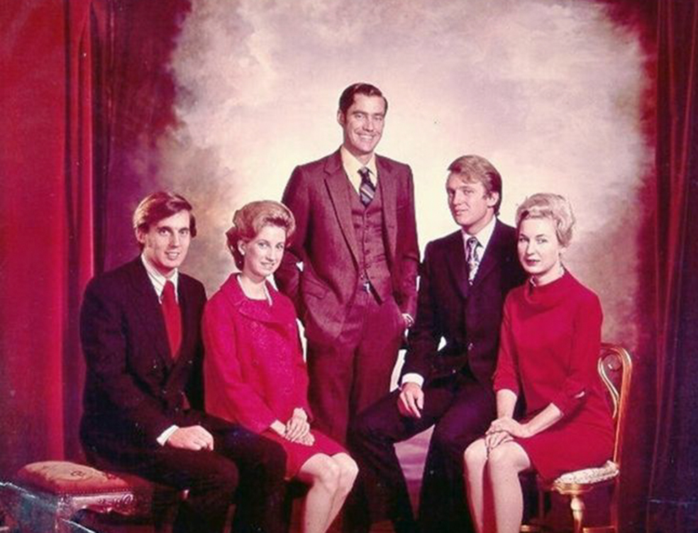 Trump también es un ejemplo de hijo mediano que llega lejos. Eran cinco hermanos, tres chicos y dos chicas (en la foto). El llamado a heredar el imperio familiar era Fred (de pie), el mayor y llamado como su padre, pero, aunque fue piloto de aviones un tiempo, el alcoholismo acabó con él pronto, en 1981.
