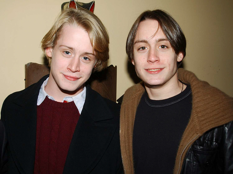 Kieran Culkin estaba 'condenado' a ser el hermano de Macaulay Culkin, pero ha logrado hacerse un nombre por sí mismo y tiene una carrera profesional, sobre todo después del éxito de la serie Succession, mucho más sólida que su hermano Macaulay. El pequeño, Rory Culkin, también es actor, pero el hermano de en medio es ahora 'el hombre de moda'.