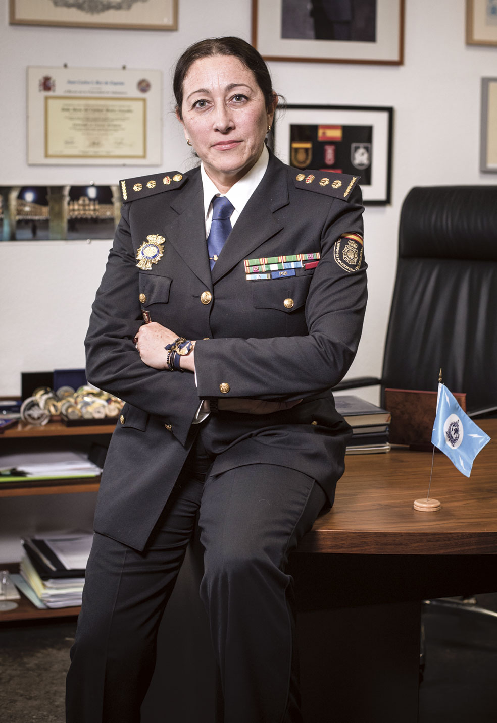 La comisaria Muñoz dirige la Oficina Central Nacional de Madrid desde mayo de 2020. «España es de los países que más aportan a las bases de datos de Interpol», afirma. Este año, batirá un récord de detenciones facilitadas, por encima de las 400, y de extradiciones, más de 160.