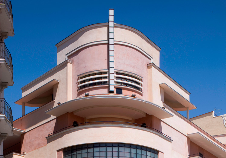 Imagen principal - España también es 'déco'... Lo déco se coló en la arquitectura, también aquí en España, en Madrid está el cine Barceló, proyecto de Luis Guterrez Soto, o el Círculo de Bellas Artes, obra de Antonio Palacios. En escultura, el monumento a Juan Sebastian Elcano, (Guipúzcoa), de Victorio Macho.