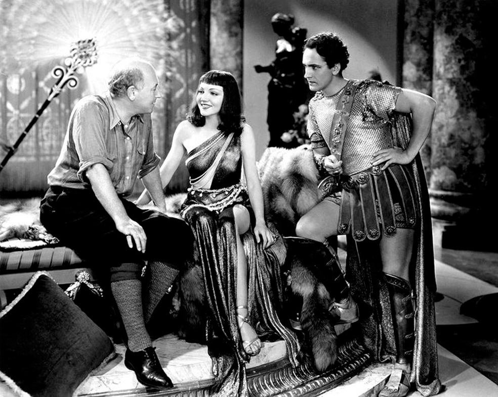 Pionero y casi fundador de Hollywood, execrado por varias generaciones de cinéfilos pelmazos, nadie puede denostar hoy a DeMille, uno de los más grandes genios del cine, caracterizado por un estilo arrebatado y ampuloso. Aquí, con Fredic March y Claudette Colbert.