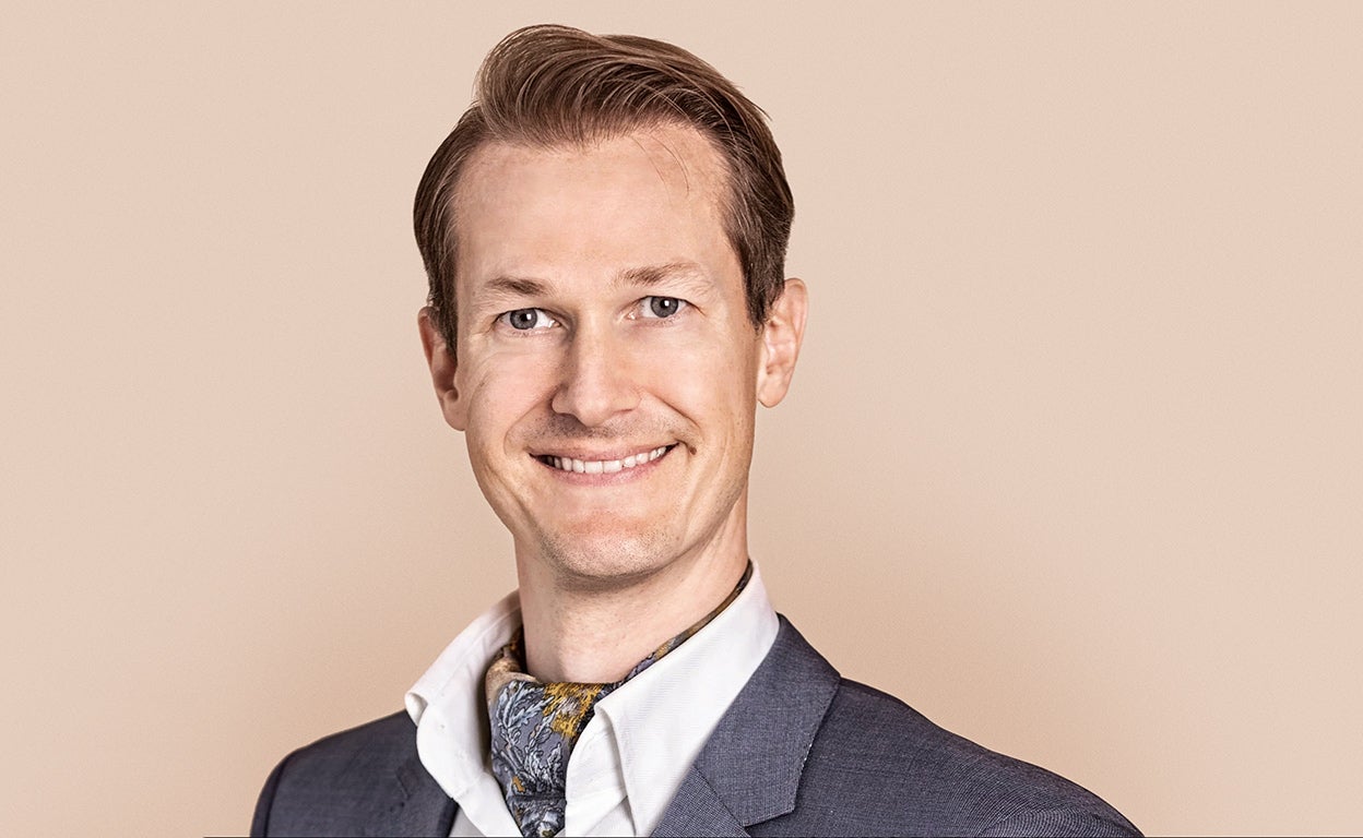 El hombre al que llaman los superricos cuando quieren comprar felicidad